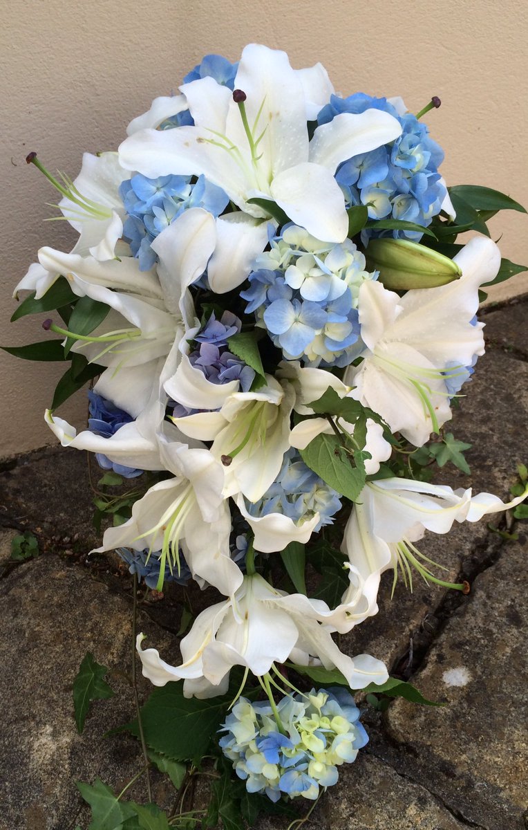 First wedding complete 😊 1 down 4 to go! #lilies #hydrangeas #teardropbouquet #wedding #weddinghour #bridalbouquet