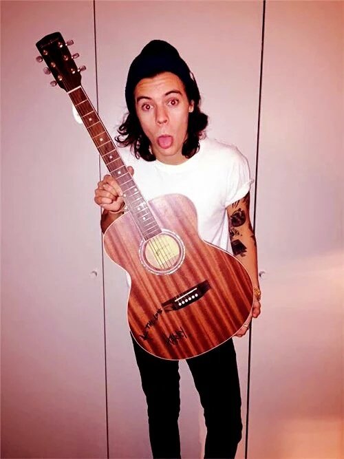 WorldNotes1D's tweet photo. 🎸|Harry con el paso de los años con una Guitarra😍.
-Azy #KCAMexico #KCAColombia #KCAArgentina #OneDirection https://t.co/nLPpBy1A7D