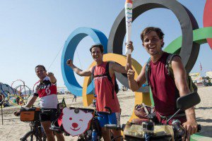 Rio2016_InfoDe's tweet photo. Trio aus #GER fährt 467 Tage m. #Fahrrad zu #Olympia/ #Copacabana
#trioforrio #rio2016 #RiodeJaneiro #rio2016_info https://t.co/QyoVF2cDhS