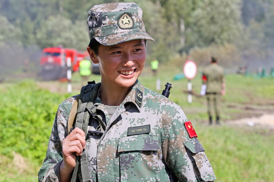 Девушка военный врач. Женщины военные. Военные медики женщины. Женская Полевая форма. Полевая форма военного медика.