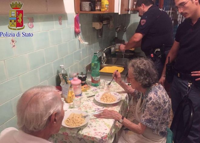 Yalnızlıktan ağlayan yaşlı çifte polis makarna yaptı bbc.in/2b5Ox0v
