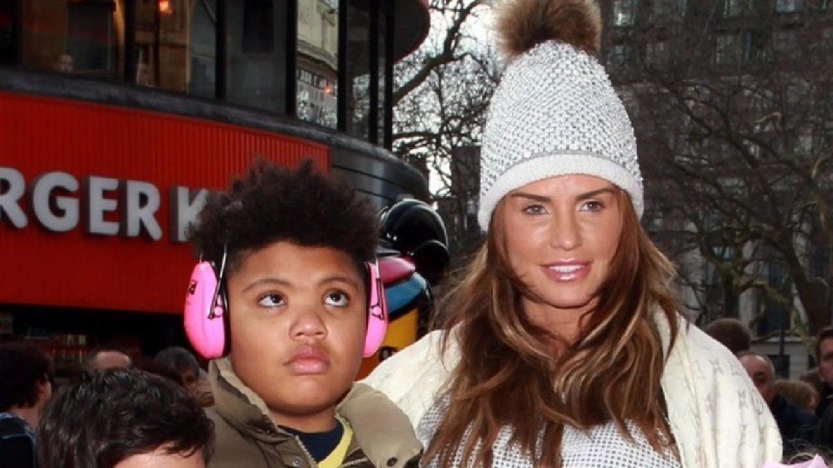 DandyViralVids's tweet photo. Check out this video of #KatiePrice mocking her son Harvey during drunken karaoke 😱 https://t.co/OFGhBSeWjR 📰 https://t.co/4r46CPn0um