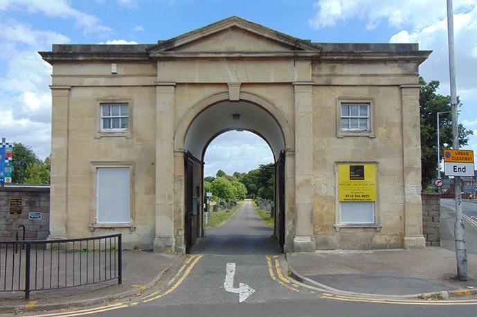 Reading’s Historic Cemetery Junction Arch For Sale ow.ly/yZzX3034dZd #rdguk #berkshire