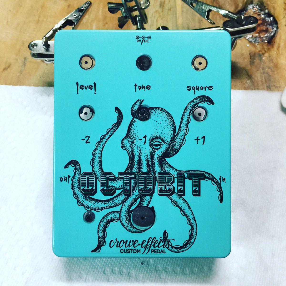 CroweEffects's tweet image. Octobit synth/bit crusher/octave pedal! Art by @allydemski and logo by @inkandmatter #guitarpedal #effectspedal