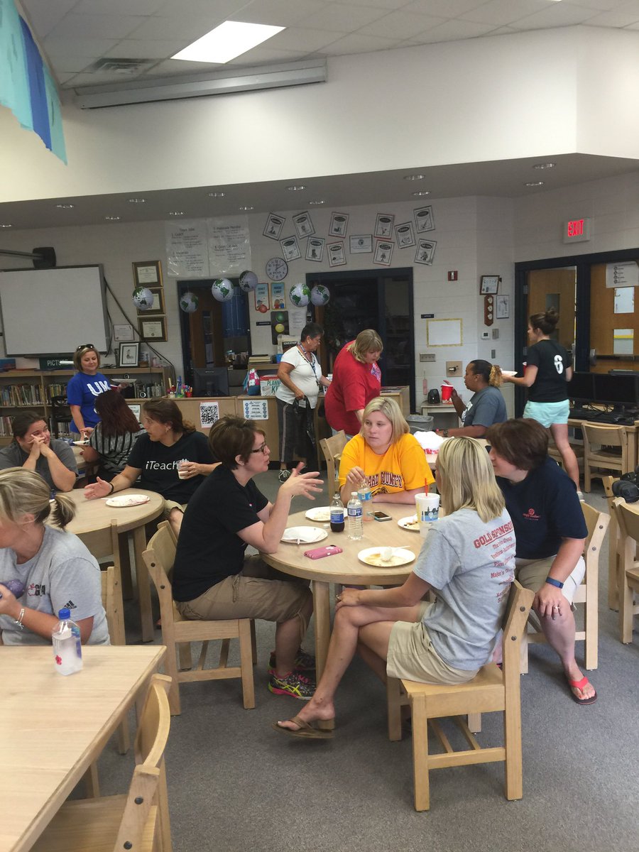 CDR_Elementary's tweet image. Fantastic CDR staff sharing breakfast this morning before putting the finishing touches on the school! #TeamKid