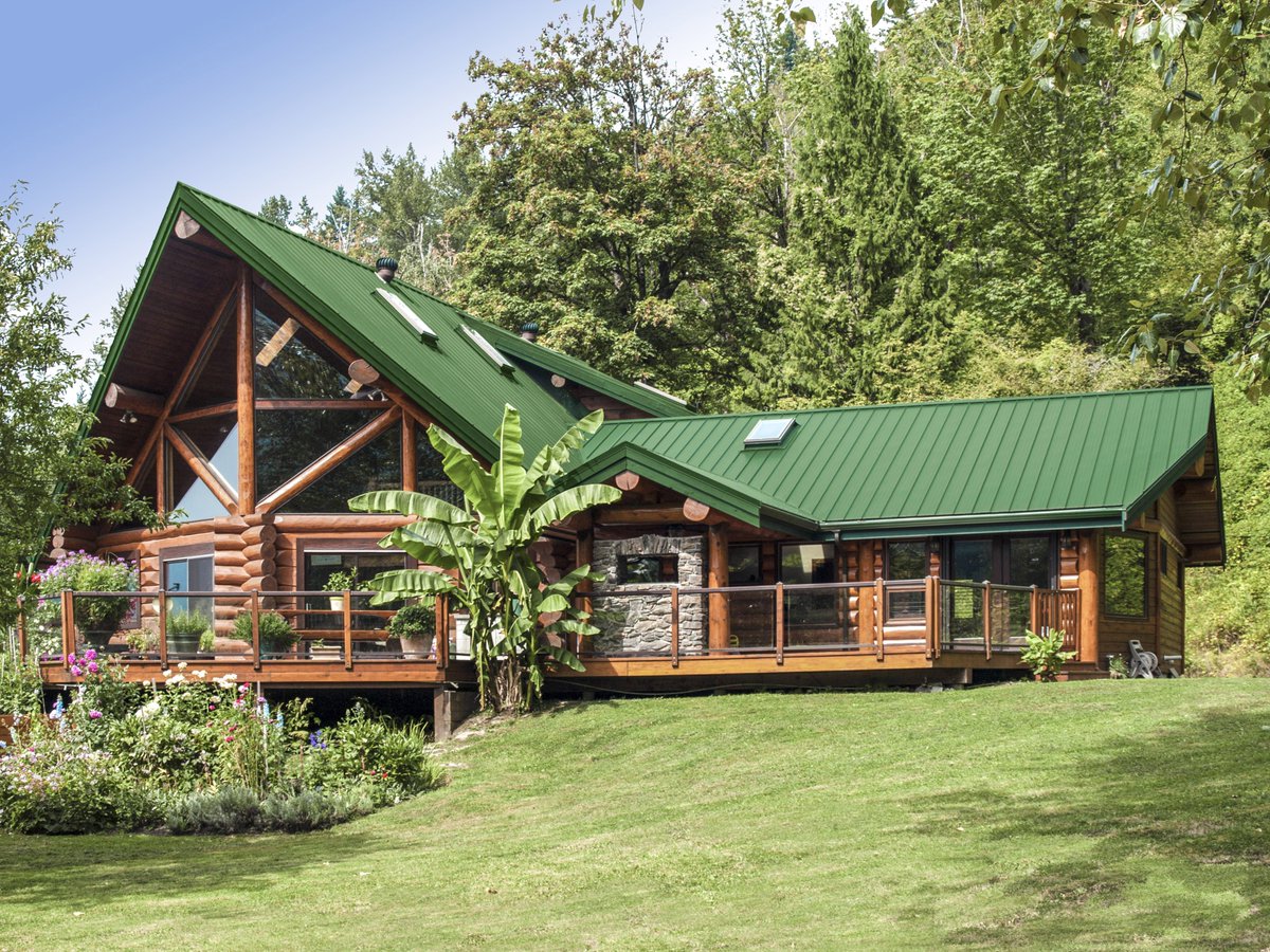 BCLogHomes's tweet photo. We build everything from cozy log cabins to palatial log villas. #loghomebuilders #fullscribe #chinked #hybrid https://t.co/r3rmj6o51e