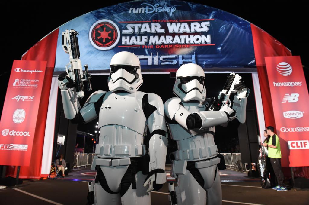 starwars's tweet photo. Give yourself to The Dark Side. @runDisney’s #StarWarsHalf Marathon registration is open! https://t.co/gZOeTFY7NZ https://t.co/5bA1lBY28D