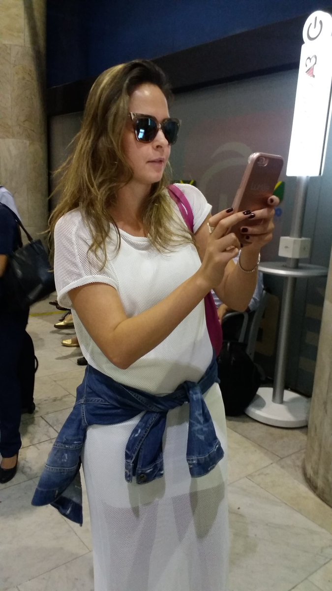 accessanapaula's tweet photo. Ana Paula no aeroporto do Rio de Janeiro 😍 (📷 @daninhasa) https://t.co/sy63GF6pwP