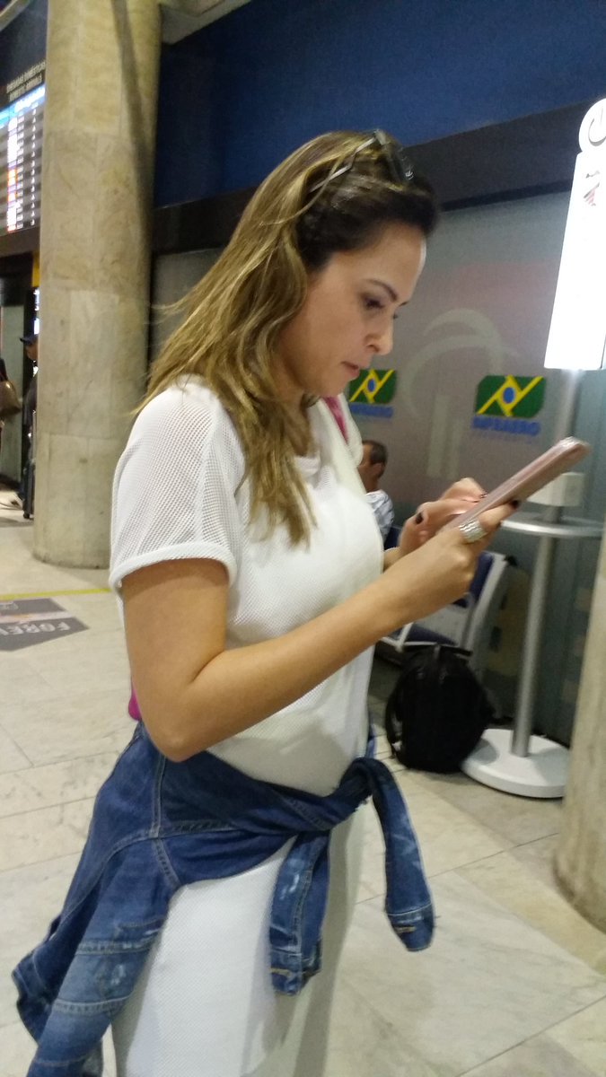 accessanapaula's tweet photo. Ana Paula no aeroporto do Rio de Janeiro 😍 (📷 @daninhasa) https://t.co/sy63GF6pwP
