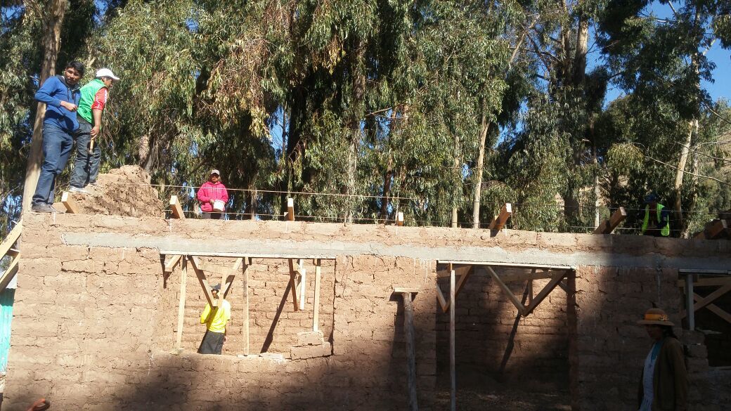 campperu's tweet photo. Our #volunteers on their #gapyear working on the kitchen for the school at Camp Titicaca 💪👍#campseffect @CampsInt https://t.co/O99aKE5epO