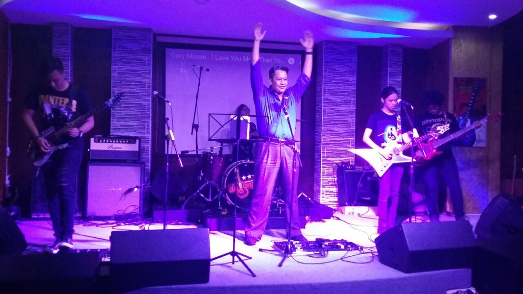 Malam ini kita featuring bareng om Rully (kakak dari <a href="/PashaUngu/">Pasha UNGU</a> )