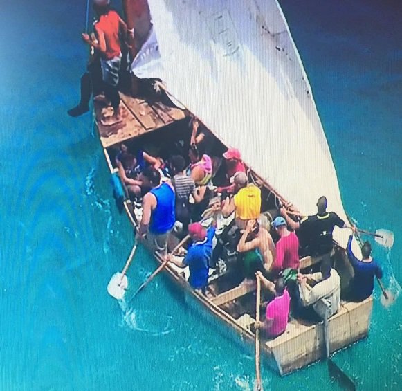 BREAKING NEWS: Authorities surround boat with migrants  bit.ly/2aSv8vP?utm_me… https://t.co/Fx8JydYj5K