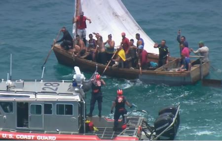 UPDATE: Coast Guard has arrived, trying to get migrants to stop rowing to #ElliottKey. bit.ly/2aSv8vP https://t.co/vpSj4gkAY6