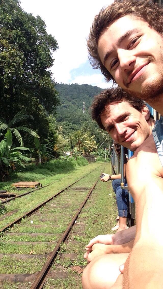Le train au Sri Lanka, c'est tous les jours portes ouvertes. À quand en France ? <a href="/SNCF/">❌</a>