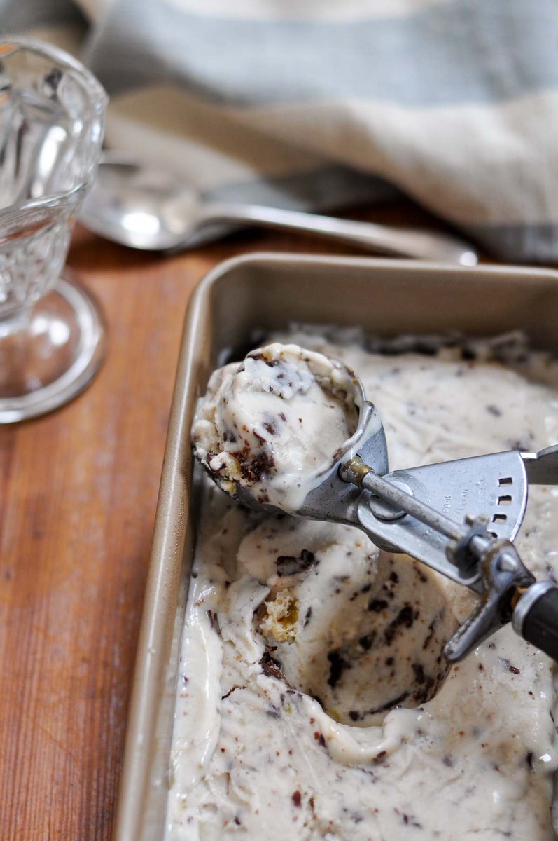 This Honey &amp; Fig Chocolate Crunch Ice Cream from <a href="/ModernButtery/">The Modern Buttery</a> is #dairyfree and delicious. ow.ly/mogh302YyVq