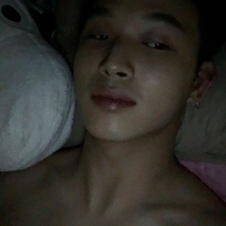 BTOB_IMHYUNSIK's tweet photo. 일찍자려고누웠는데거실에서은광이형이아가씨를보고있다 자꾸소리가들린다🙊 https://t.co/pw6eudvIud