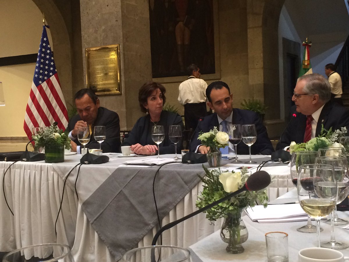 JoakiMonserrate's tweet photo. Gracias al Senador @rgilzuarth y sus colegas por la invitación a nuestra embajadora #EmbRoberta https://t.co/mjjuKZfAYS