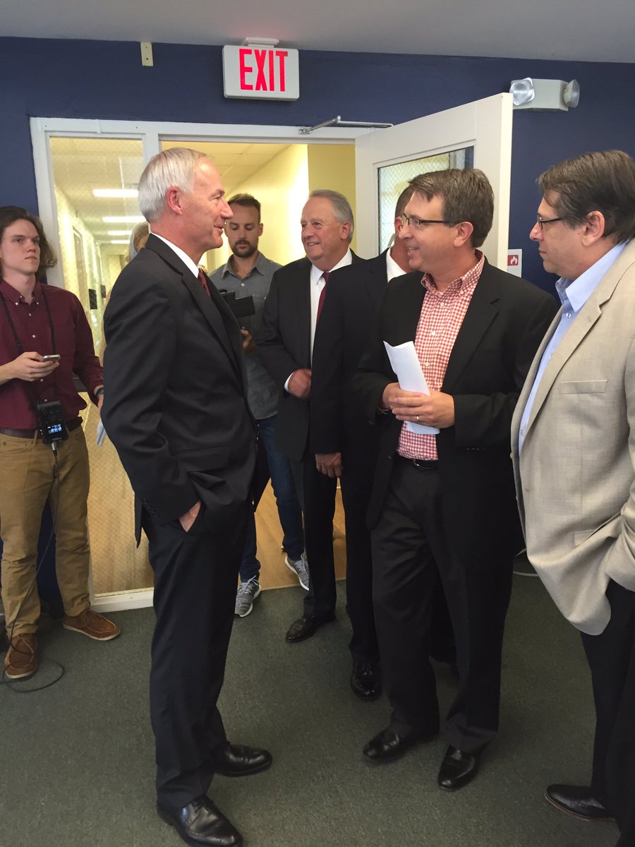 david_lippman's tweet photo. @AsaHutchinson helped @elyxor announce the addition of 45 new software jobs at its Argenta office. https://t.co/Llog8kh7b6