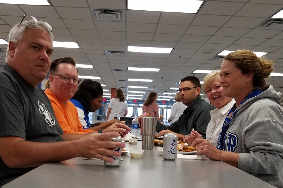 BarronCollier's tweet photo. BCHS faculty & staff @collierschools enjoy local support from @Ilprimopizza #pizzarrific ๐ #wingtastic ๐ Thank you! https://t.co/peCXrmci71