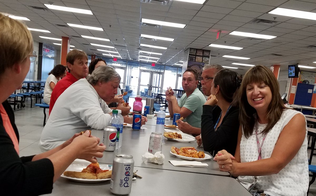 BarronCollier's tweet photo. BCHS faculty & staff @collierschools enjoy local support from @Ilprimopizza #pizzarrific ๐ #wingtastic ๐ Thank you! https://t.co/peCXrmci71