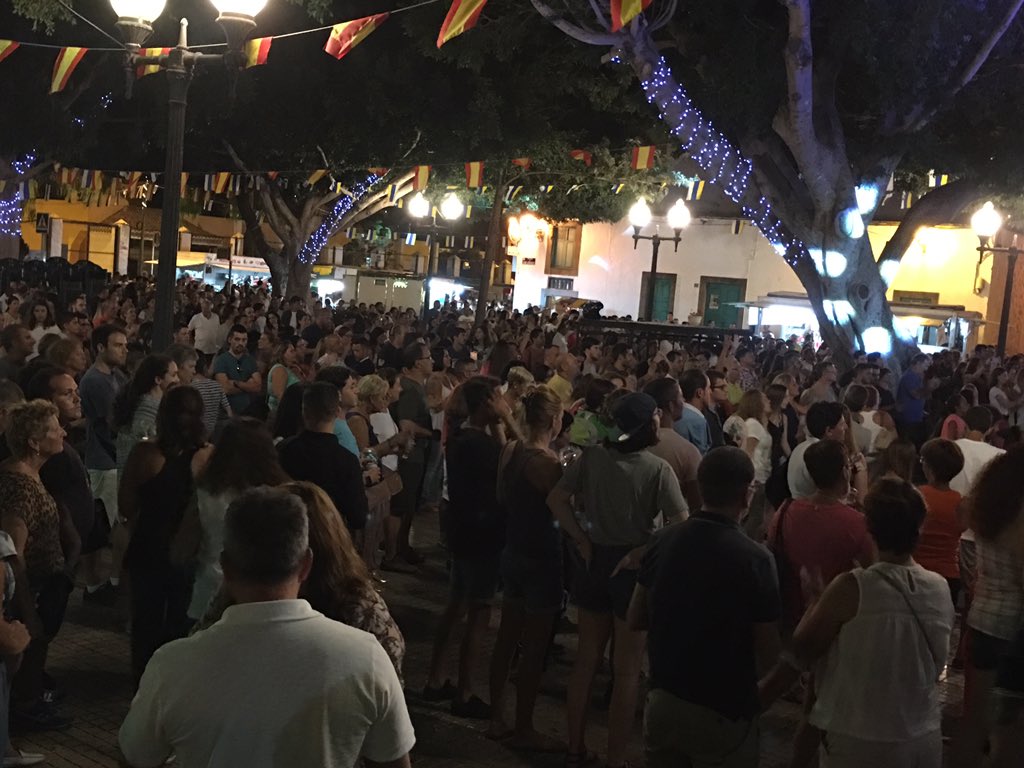 PuebloSLorenzo's tweet photo. @laxmusic_ en el escenario de #SanLorenzo2016 para animar la noche de los Fuegos Artificiales. https://t.co/tYyXzyR4RY
