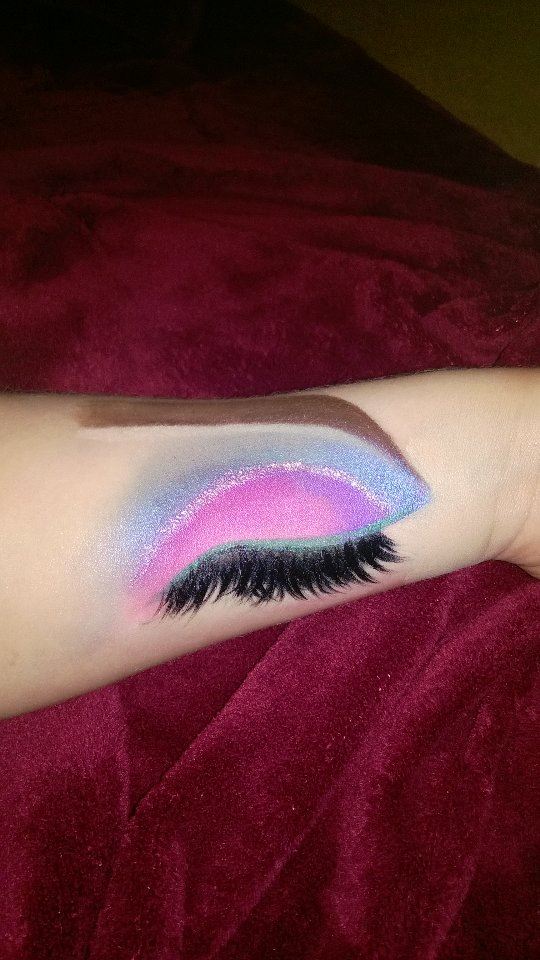 LRooviews's tweet photo. Anna eye makeup! #Frozen #letitgo #Disney #makeup #makeupblogger #beauty #eyemakeup #eyebrowsonfleek #glitter https://t.co/kRIdNqXfTp