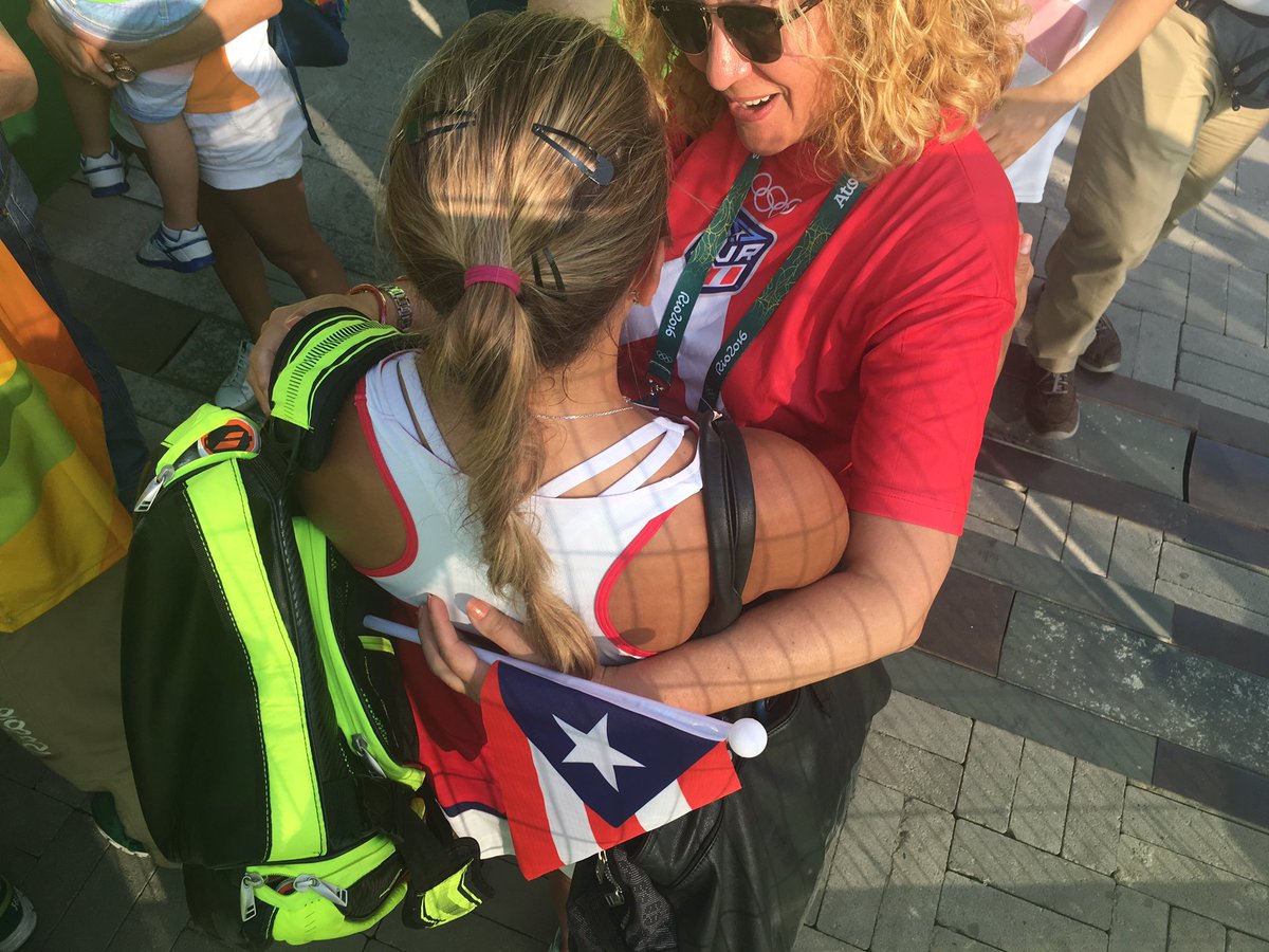 La presidenta <a href="/saramrosario/">Sara Rosario Vélez</a> felicita a <a href="/MonicaAce93/">Monica Puig</a> por el espectacular e histórico triunfo en el tenis olímpico. 👏🏼