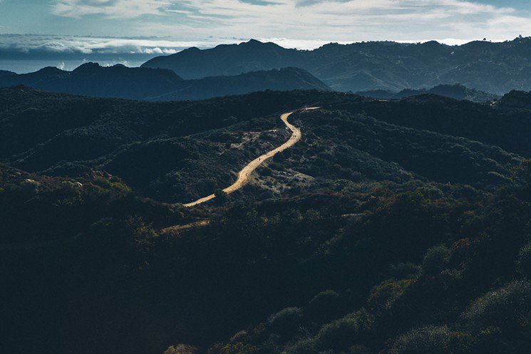 LAWeekly's tweet photo. You can hike all the way from Santa Monica to Malibu on the Backbone Trail. https://t.co/iQX15wyRd0 https://t.co/3RwEttvRL8