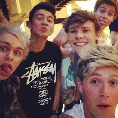 carryonhan's tweet photo. When Niall was the fifth member of 5 sos
#FandomOlympics #TEAM5SOS https://t.co/vwdc4GbPru
