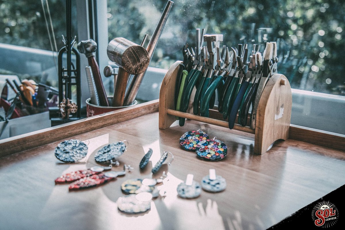 CervezaSol_CL's tweet photo. #JoyaPlástica es un #emprendimiento donde reutilizan bolsas plásticas para crear #joyas de todo tipo hechas a mano. https://t.co/490wTtlws9