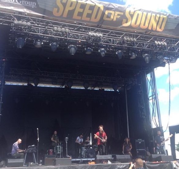 f_ot_f's tweet photo. Jamming with our buddy Jer! @thelumineers @josbranciforte #speedofsoundfest #summer2016 https://t.co/nuQ1F6ug19