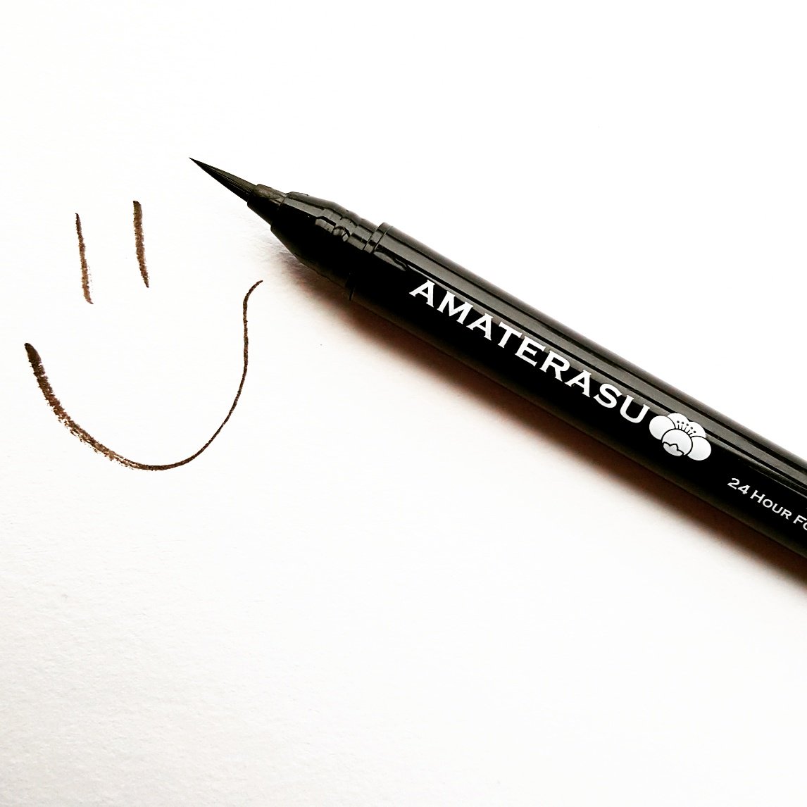 AmaterasuBeauty's tweet photo. It's a happy face kind of day. I ❤ my fine tip liquid eyeliner 😊 https://t.co/ibW6iaDdzK