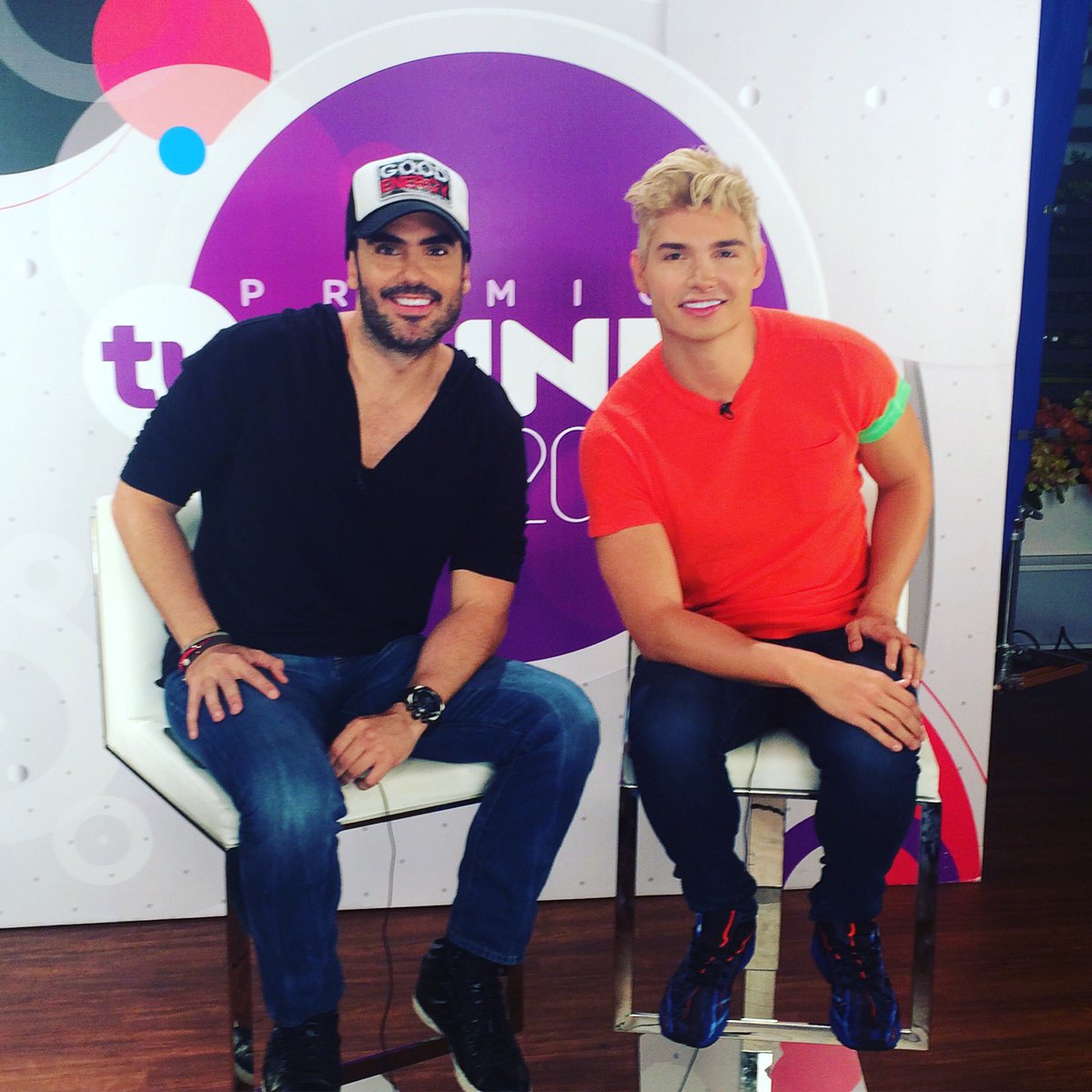 PremiosTuMundo's tweet photo. En breve, @lincpal estará con @christianacosta para nuestro #PTMChat. ¡Entra aquí ➡️➡️ https://t.co/sVi9icTara https://t.co/61Gxup4rAU