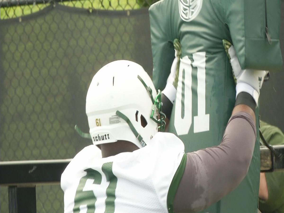 SpecSports360's tweet photo. Dom Threatt tied a @USFFootball record w/his 700 lb squat. Inside the #Bulls training program tonight on Your Sports https://t.co/CRUcEXJ3aA