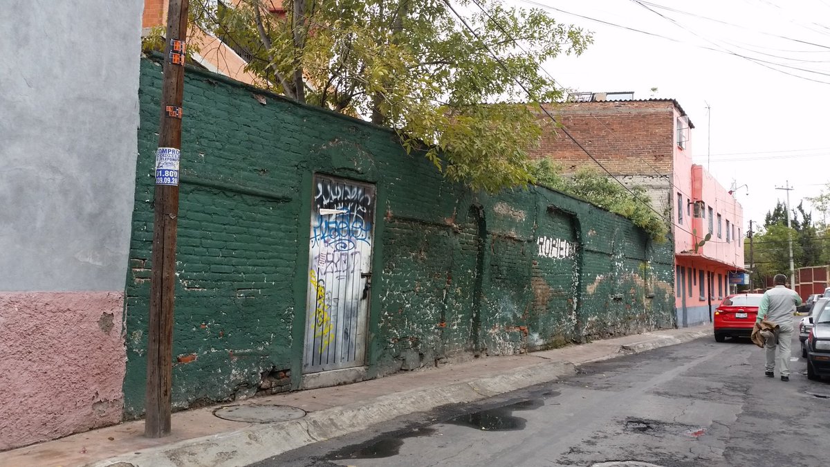 VecinosGarza's tweet photo. @MHcesac @obdulioA apoyo protección civil.Barda peligrosa por caer frente al no 32 de fco ramirez Ampl Daniel Garza https://t.co/NITYtRESnO