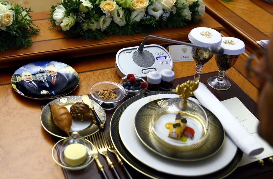 "Скромно і зі смаком": Путіну і Ердогану обід подали на тарілках з зображенням їхнього рукостискання - фото 4