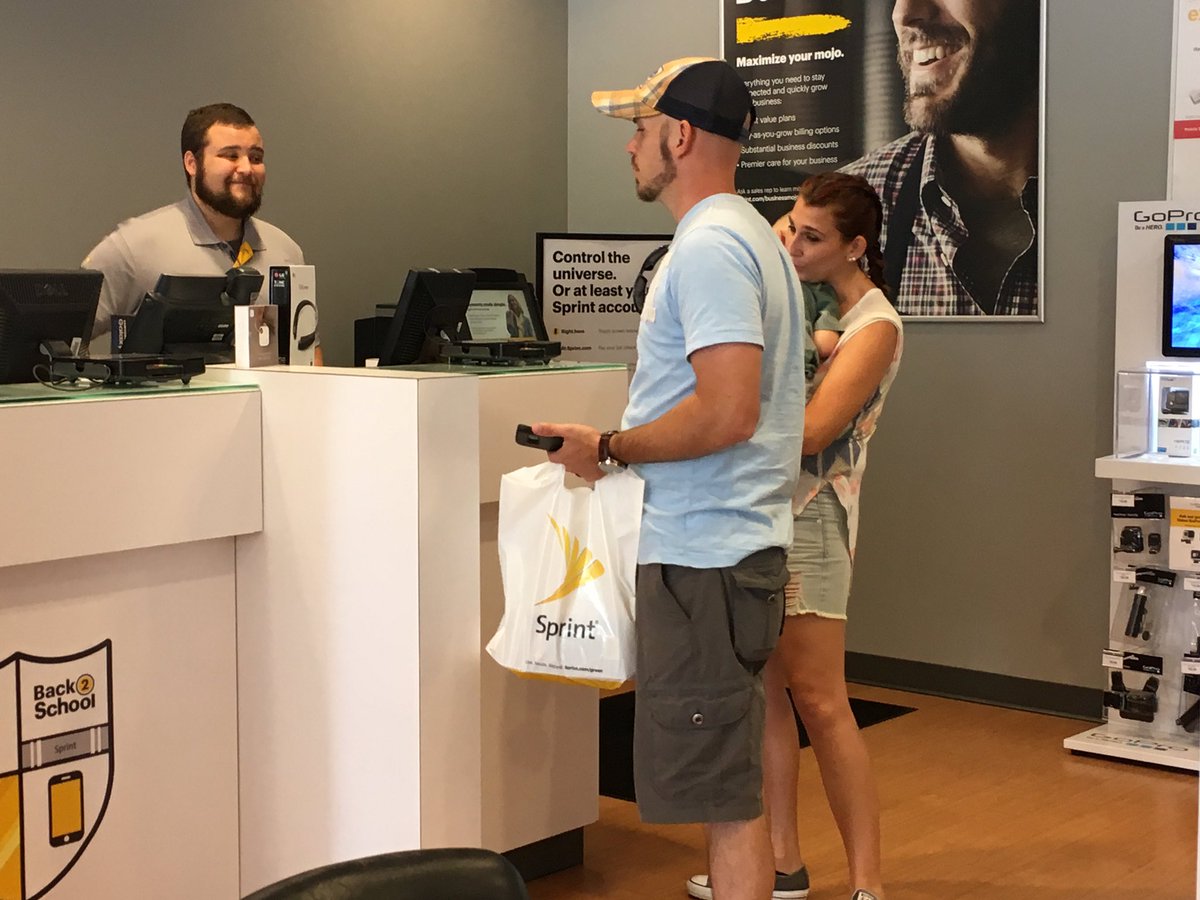 Sprint Store 825 tweet media