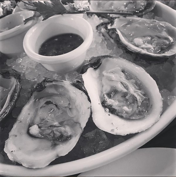 FlyNFishOysters's tweet photo. You haven't had oysters until you've had #FlyNFish Oysters! #newportbeach #newps #oysters #seafood pc: @lunarismoon https://t.co/2oXKrVqlne