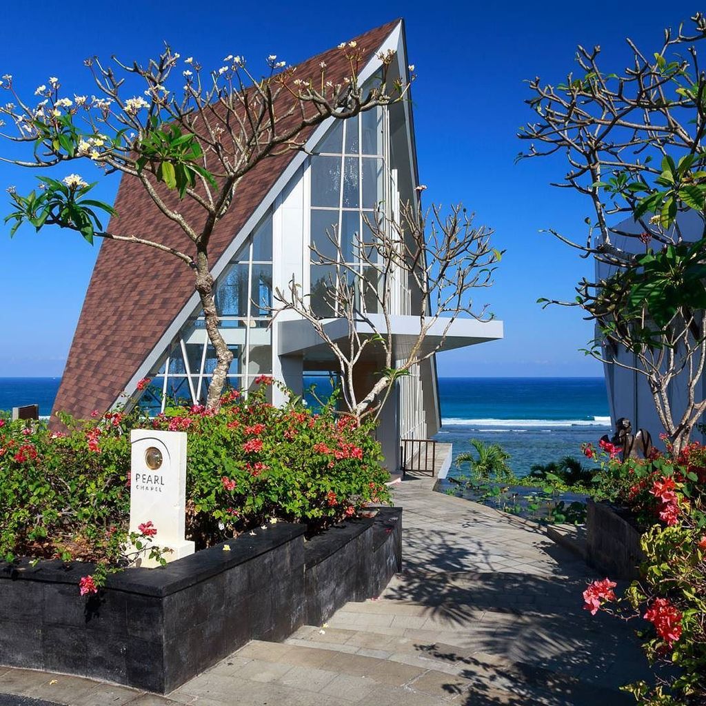ioanablog's tweet photo. Pearl Chapel. God's garden. 
_____________________________ 
#Samabe #Bali #NusaDua #ocean … https://t.co/cWZ4DMwc9v https://t.co/BMn4bwbmGR