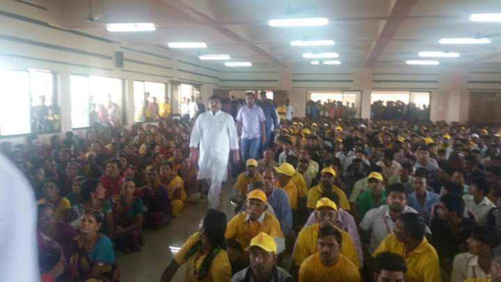 AzadOffice's tweet photo. विश्व आदिवासी दिवस सूरत : @SanjayAzadSln जी ने नवसारी के प्रमुख आदिवासी संगठन "आदिवासी सेना" की सभा को संबोधित किया। https://t.co/wu2fLb6nH1