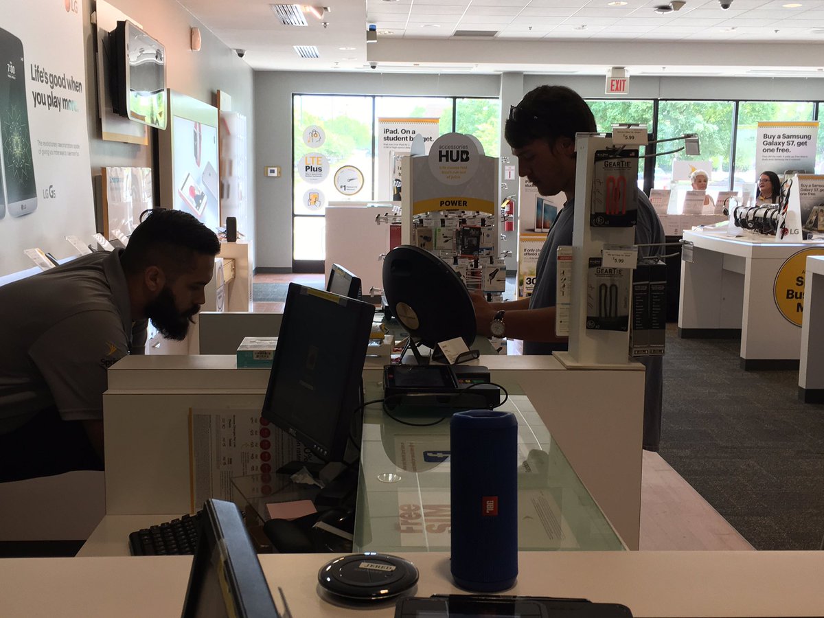 Sprint Store 825 tweet media