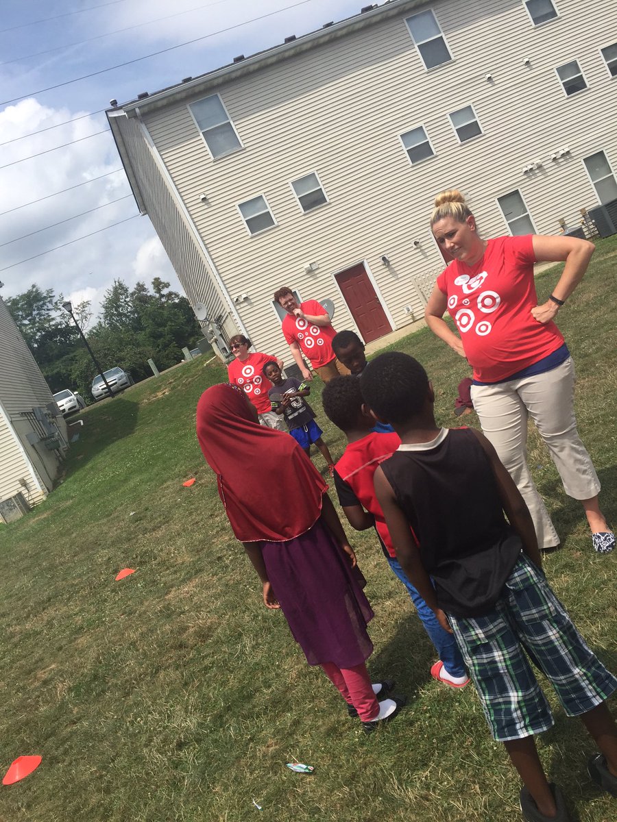 EchelonOhio's tweet photo. Volunteering for Homeport passing our backpack!! 🎒🎒. @EdwardTD444 @Brit_Hannigan @deb_haas @ECobern @KellySakai1 https://t.co/zlsepwNnKk