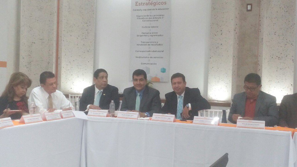 cmoreira38_5's tweet photo. En reunión de trabajo en el @SnteNacional https://t.co/VoMBG0hgjH