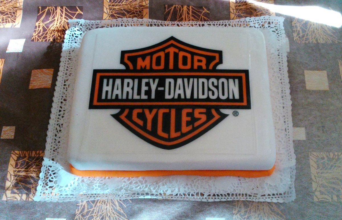 Timcsi08's tweet image. Ezt kaptam tegnap....fincsike volt! #birthdaycake