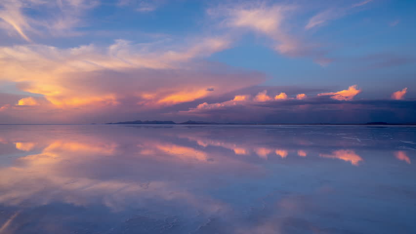 ExplainTheWorld's tweet photo. Salar de Uyuni, Bolivia.
The World's Largest Salt Flat (10,582 sq. Km) Created When A Prehistoric Lake Went Dry. https://t.co/gliCVwsD0L