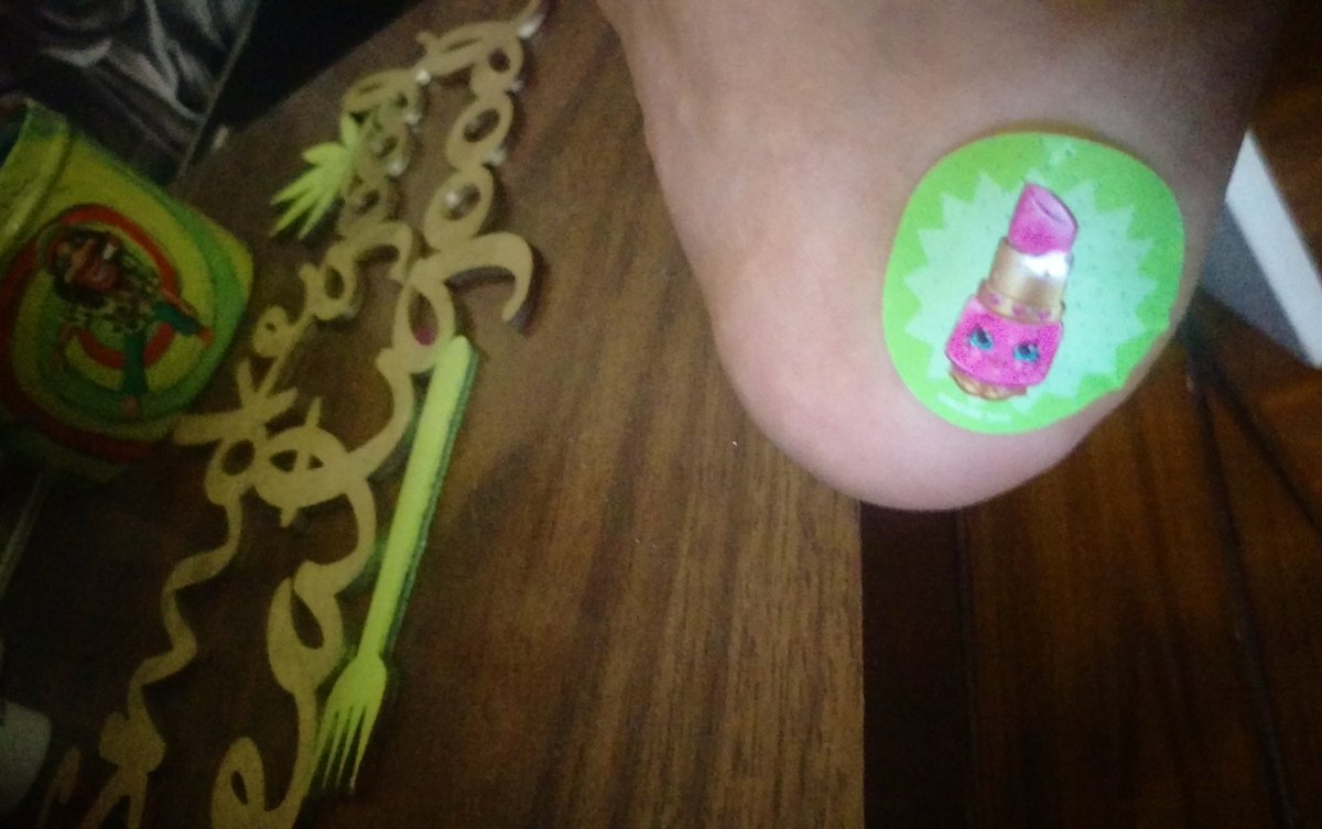 VanessaBorquez's tweet photo. Got a blister at the photo shoot so Cheyenne gave me this perfect band-aid โค๐๐จ๐ #lippylips #lifeofamakeupartist https://t.co/fhW6liEbjF