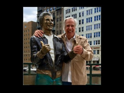 The Fonz visits The Fonz <a href="/hwinkler4real/">Henry Winkler</a> dlvr.it/M0KFJd