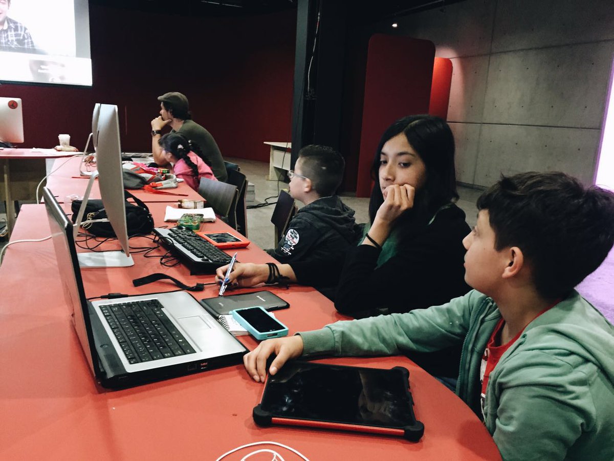 voyaleer's tweet photo. “[…]Hoy nos visitó @El_Abnormal en el taller Booktubers para hablar de su trabajo, tips y experiencia[…]https://t.co/noGx8naP3W” @noigonoigo