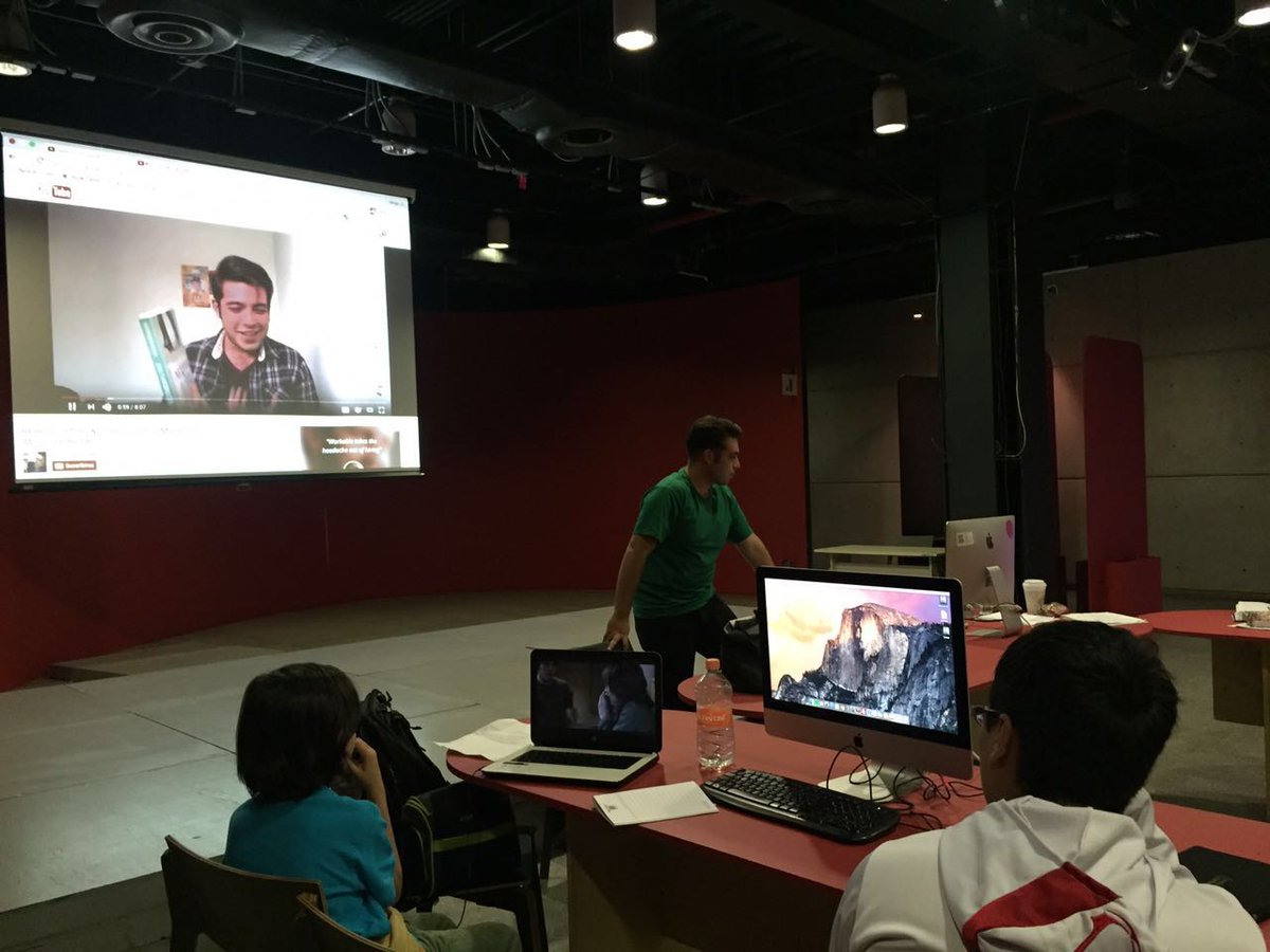 voyaleer's tweet photo. “[…]Hoy nos visitó @El_Abnormal en el taller Booktubers para hablar de su trabajo, tips y experiencia[…]https://t.co/noGx8naP3W” @noigonoigo