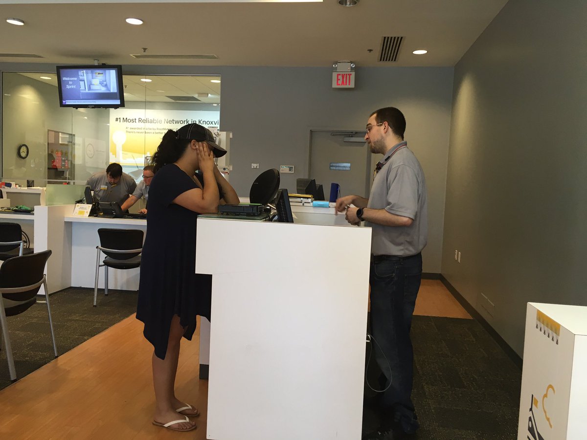 Sprint Store 825 tweet media